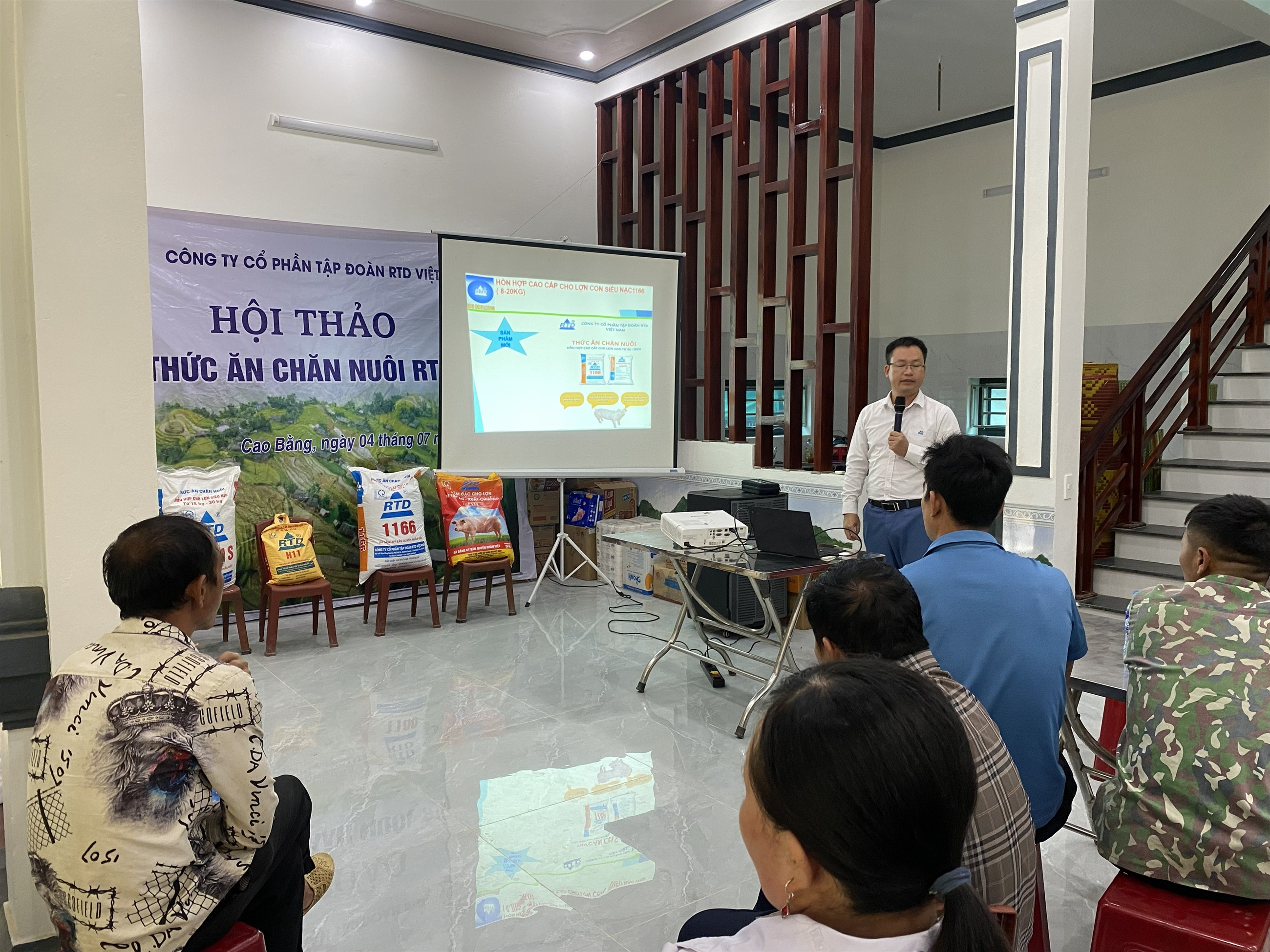 Ông Đỗ Quang Hiếu chia sẻ tại Hội thảo khách hàng xã Phan Thanh